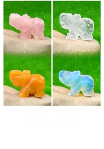 Detail von handgeschnitzten Kristallelefanten aus Rosenquarz, Bergkristall und gelber Jade