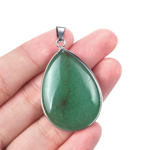 Gepolijste groene kristallen druppel hanger met zilveren plating op witte achtergrond