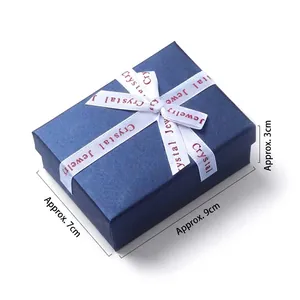 Boîte à bijoux bleue avec ruban de soie et dimensions 9x7x3cm vue sous un angle de 45°