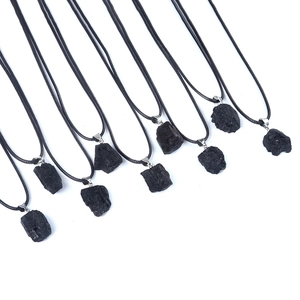 Φυσικό Μενταγιόν από Ακατέργαστο Μαύρο Τουρμαλίνη Ακανόνιστο Θεραπευτικό Κρύσταλλο Ορυκτό Δείγμα Κόσμημα Μόνο Μενταγιόν