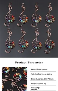 Détail macro du pendentif clé de sol fait main avec des perles de chakra colorées