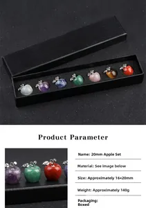 Vue détaillée de sept pommes en pierre de cristal chakra dans un coffret cadeau noir