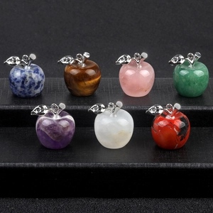 Set de 7 cristales naturales de chakra en forma de manzana con enganches de hoja plata