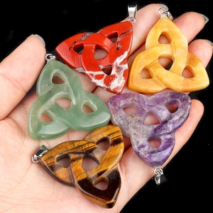 Σετ με πέντε μενταγιόν Irish Celtic Knot Triquetra με ανάμεικτες φυσικές πέτρες