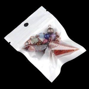 Pendolo esagonale in pietra rossa naturale con catena di perle chakra e maglia metallica