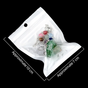 Pendentif pyramide en cristal vert avec sept perles de chakra et breloque arbre de vie