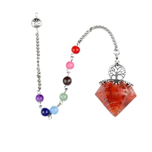 Pendentif arbre de vie chakra avec prisme en résine de cristal rouge sur fond blanc