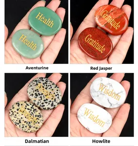 Détails de quatre pierres de paume gravées incluant aventurine, jaspe rouge et dalmatien