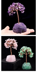 Dettaglio dell'albero della vita artigianale in ametista e quarzo con base di pietra