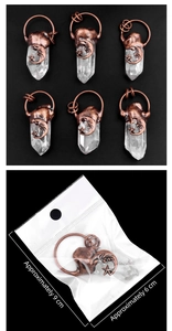 Détail du pendentif colonne en cristal blanc avec lune et étoiles et emballage de 9x6cm