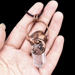Pendentif en cristal de quartz vintage avec ornements lune et étoile en métal bronze