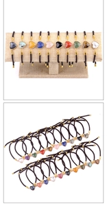 Vista detallada de pulseras ajustables de piedra natural de corazón con cordón negro