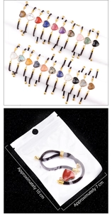 Detalle de pulseras ajustables de piedra natural en forma de corazón con cordones negros