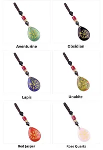 Dettaglio di pietre naturali a goccia con incisione bussola Vegvisir dorata e lacci