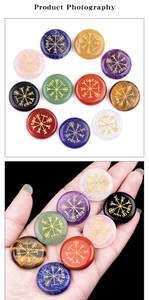 Dettaglio dei simboli Vegvisir incisi in oro su dischi di pietre preziose naturali
