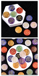 Dettaglio di varie pietre preziose naturali con simboli vichinghi Vegvisir incisi in oro