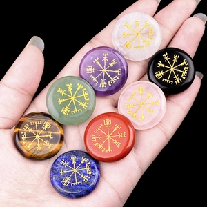 Set di 8 pietre di cristallo naturale con simbolo Vegvisir dorato tenute nel palmo