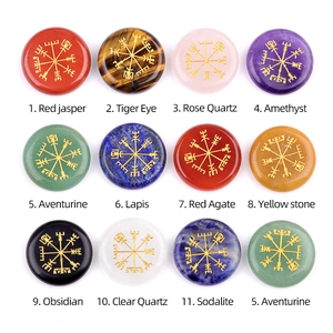 Pietre di cristallo naturale con simboli della bussola vichinga Vegvisir in set da 12