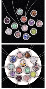 Collana con medaglione e pietre di cristallo naturale in una varietà di opzioni di pietre dure