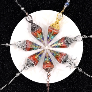 Pendolo chakra in resina e pietre naturali con simboli metallici e design esagonale