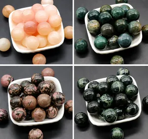 Piedras naturales pulidas que incluyen Aventurina Rosa y Ágata Musgo en bandejas blancas