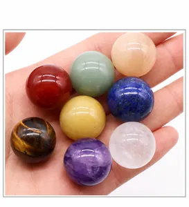 Set de ocho esferas de cristal de piedra natural de 20mm sostenidas en la mano