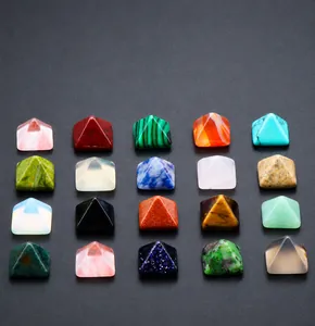 Auswahl von 20 pyramidenförmigen Halbedelstein-Cabochons in verschiedenen Naturfarben