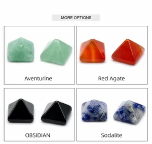Pyramidenförmige Kristalle aus grünem Aventurin, rotem Achat, Obsidian und Sodalith-Steinen
