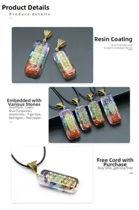 Détail du pendentif en résine avec sept pierres de chakra et géométrie sacrée dorée