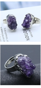 Dettaglio macro dell'anello con grappolo di ametista viola naturale e fascia d'argento