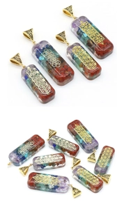 Vue détaillée du pendentif Orgone rectangulaire avec sept pierres de chakra et symboles sacrés