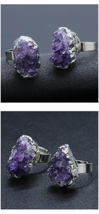 Dettaglio macro di ametista naturale grezza montata su anello regolabile in argento