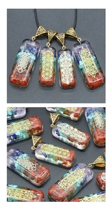 Vue détaillée des pendentifs rectangulaires en Orgonite avec cristaux de chakra stratifiés