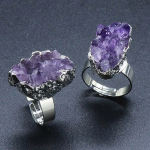 Anello in Pietra Grezza di Ametista Naturale Cluster di Cristalli Minerale Bordo Dorato Dente Irregolare Anello Regolabile