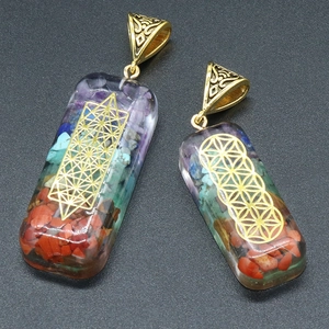 Pendentif chakra en résine rectangulaire avec pierres naturelles et motifs dorés