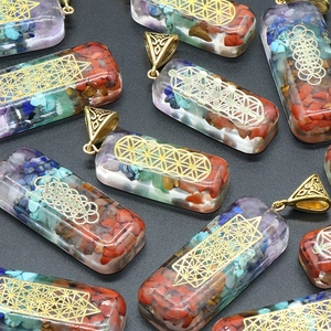 Pendentif Chakra rectangulaire en résine avec pierres naturelles et géométrie sacrée