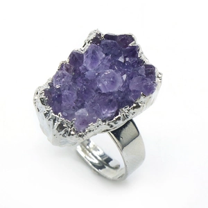 Anello con grappolo di ametista viola grezzo e fascia testurizzata in metallo argentato