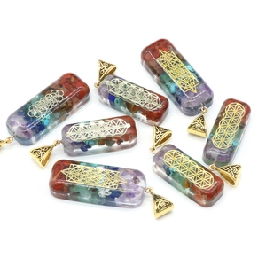 Lot de 7 pendentifs Orgonite Chakra rectangulaires avec cristaux naturels et symboles sacrés