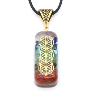 Pendentif orgonite rectangulaire avec pierres chakra colorées et fleur de vie sur cordon