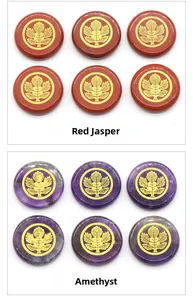 Detailansicht von Roter Jaspis und Amethyst Rundsteinen mit goldenen Ahornblatt-Mustern