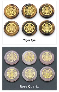 Makro-Detail gravierter Ahornblatt-Muster auf Tigerauge und Rosenquarz Edelstein-Scheiben