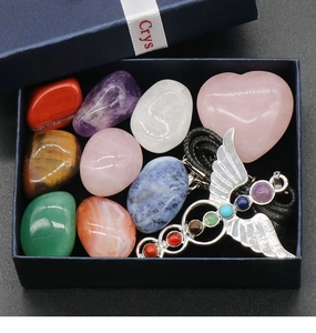 Detailliertes Geschenkset mit bunten Chakra-Edelsteinen, Herz-Kristall und Engel-Anhänger