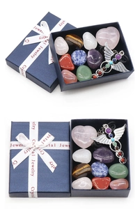 Makroaufnahme der Naturheilsteine und des Flügelanhängers in einer Geschenkbox
