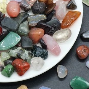 Mix van kleurrijke natuurlijke kristallen en agaatstenen voor decoratie en DIY-projecten