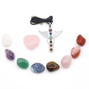 Heilendes 7-Chakra-Kristallset mit Merkurstab-Anhänger, Herzstein und Trommelsteinen