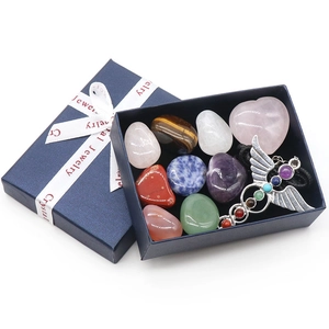 Heilkristall-Set mit 8 polierten Edelsteinen und Chakra-Anhänger in eleganter Box