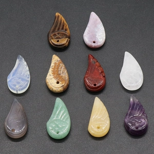Set aus 10 Kristallflügel-Anhängern aus Amethyst Tigerauge und Natursteinen geschnitzt