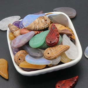 Vielfalt an geschnitzten Kristall-Flügelanhängern aus Amethyst und Quarz für DIY-Schmuck