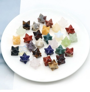 Sortiment an natürlichen Merkaba-Sternen aus Amethyst und Rosenquarz in einer Schale