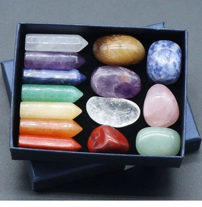 Vista macro di 7 pilastri di cristallo chakra e pietre levigate in una scatola regalo